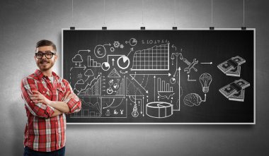 Öğrenci Blackboard ayakta. Karışık teknik