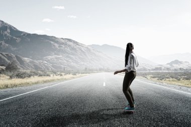 Kız kaykay binmek. Karışık teknik