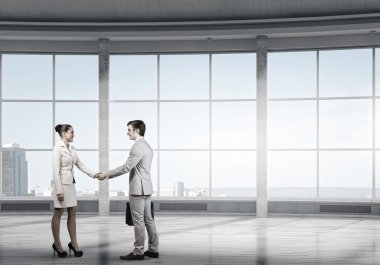 İş ortakları el sıkışma. Karışık teknik