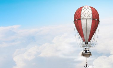 Aerostat içinde seyahat kadın. Karışık teknik