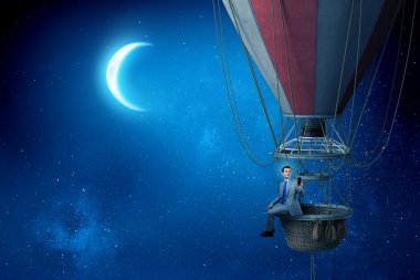 Aerostat içinde seyahat adam. Karışık teknik
