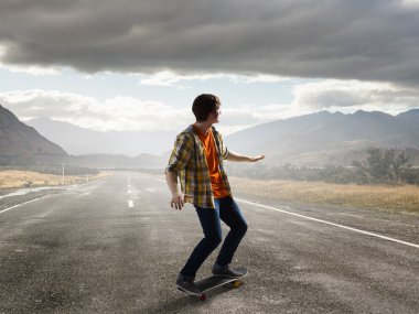 Çocuk kaykay binmek. Karışık teknik