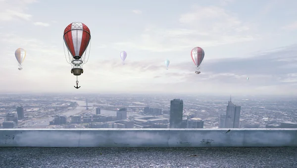 気球は空の上を飛んでします。ミクスト メディア — ストック写真