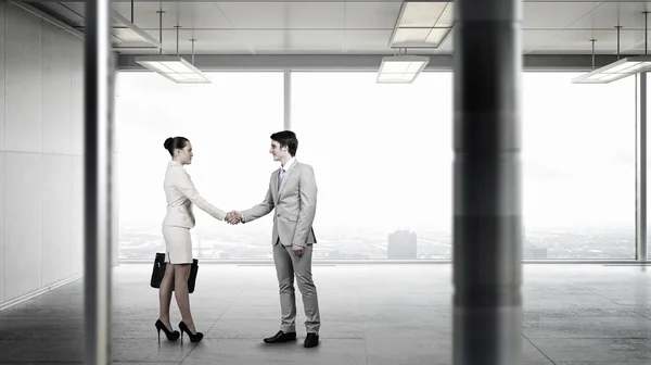 Negocios socios apretón de manos. Medios mixtos —  Fotos de Stock