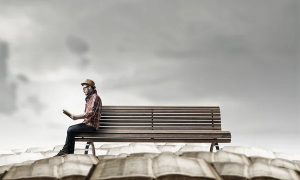 El tipo Hipster con libro. Medios mixtos — Foto de Stock