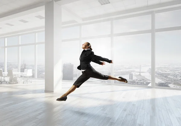 Dansen zakenvrouw in office. Mixed media — Stockfoto