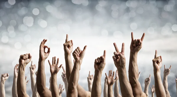 Grupo de pessoas com as mãos levantadas — Fotografia de Stock