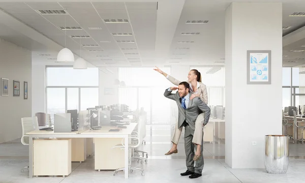 Mujer de negocios montando colega de vuelta. Medios mixtos — Foto de Stock