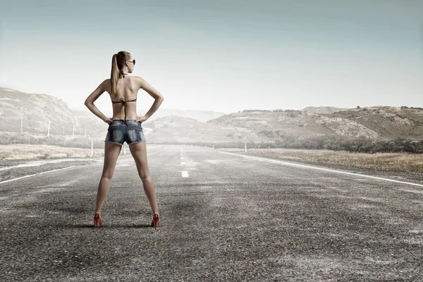 Hitch excursionista mujer en la carretera. Medios mixtos — Foto de Stock