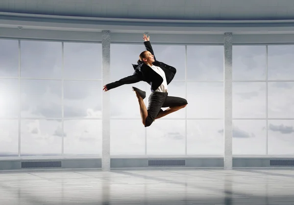 Bailarina de negocios en el cargo. Medios mixtos — Foto de Stock