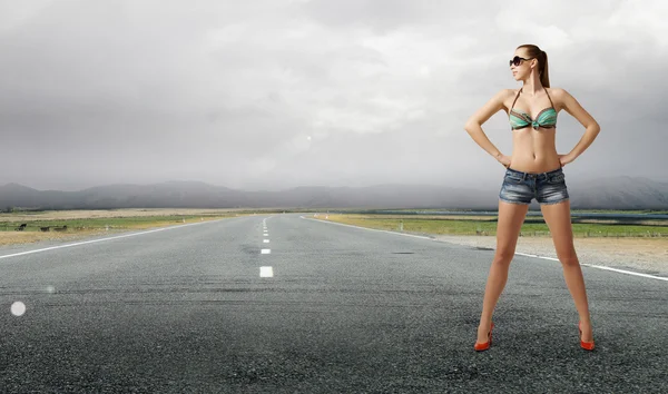 Atacar uma mulher caminhante na estrada. Meios mistos — Fotografia de Stock