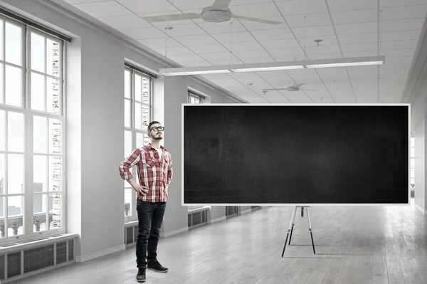 黒板に立っている学生。ミクスト メディア — ストック写真