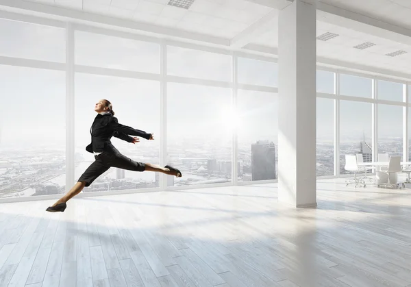 Χορός επιχειρηματίας στο γραφείο. Μικτή τεχνική — Φωτογραφία Αρχείου