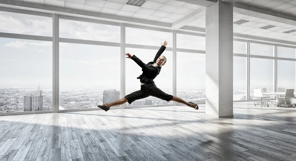 Dansen zakenvrouw in office. Mixed media — Stockfoto