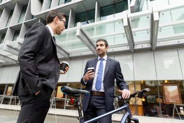 Açık havada konuşurken iki iş adamları