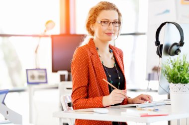 Görevdeki genç bayan.