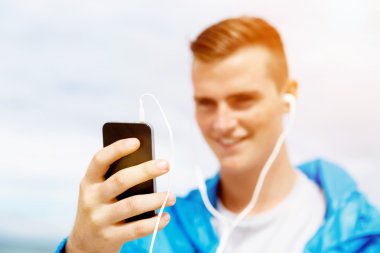 Spor ve müzik. adam koşu için hazırlanıyor
