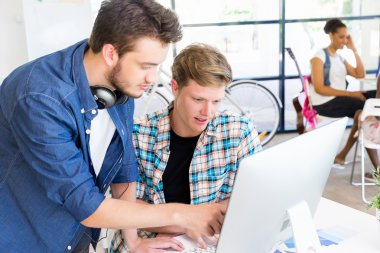 Genç Ofis çalışanları tartışıyor