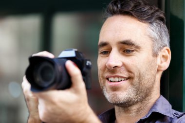 Erkek fotoğrafçı alarak resim