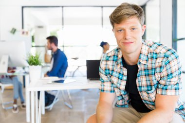 Oturma ve kamera Office bakarak genç adam