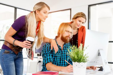 Genç Ofis çalışanları tartışıyor