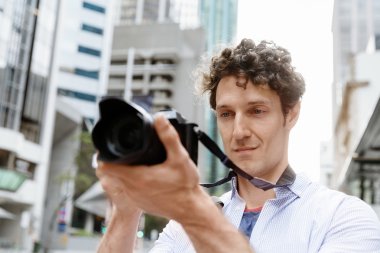 Erkek fotoğrafçı alarak resim