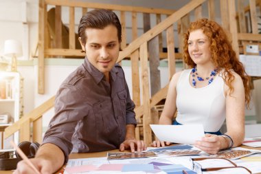 Ofisteki iki genç mimar