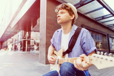 Gitar City ile genç müzisyen