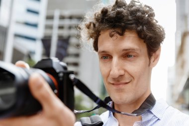 Erkek fotoğrafçı alarak resim