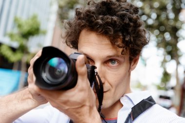 Erkek fotoğrafçı alarak resim