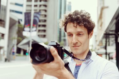 Erkek fotoğrafçı alarak resim