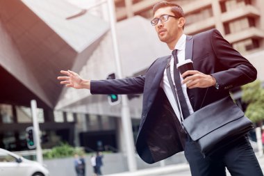 Genç İşadamları için bir taksi yağıyor