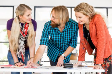 Genç Ofis çalışanları tartışıyor