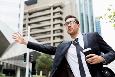 Genç İşadamları için bir taksi yağıyor