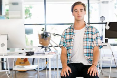 Genç adam ofiste çalışıyor.