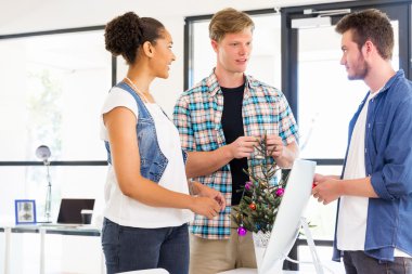 Genç Ofis çalışanları tartışıyor