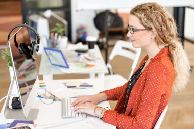 Görevdeki genç bayan.