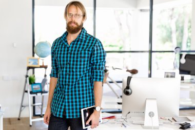 Genç adam ofiste çalışıyor.