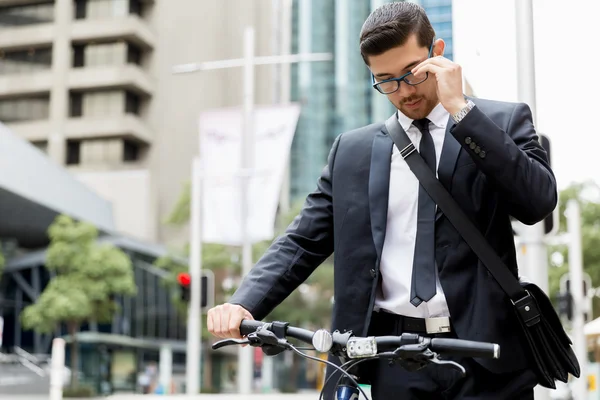 Jeunes hommes d'affaires avec un vélo — Photo