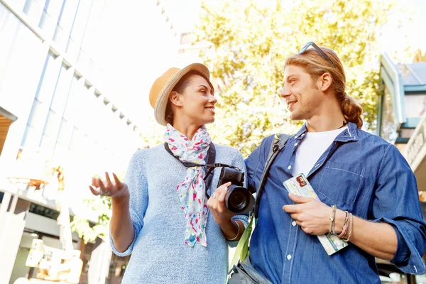 Coppia sorridente con la fotocamera — Foto Stock