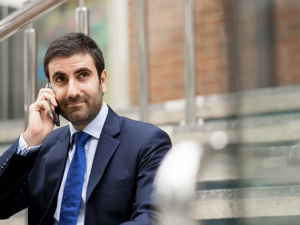 Retrato de hombre de negocios guapo Al aire libre — Foto de Stock