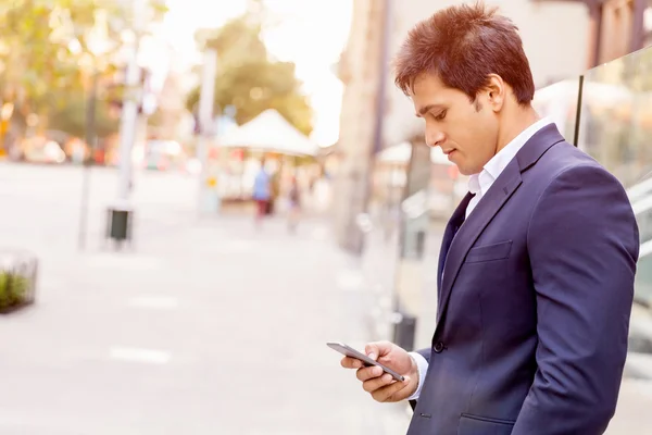 Retrato de empresario confiado al aire libre — Foto de Stock