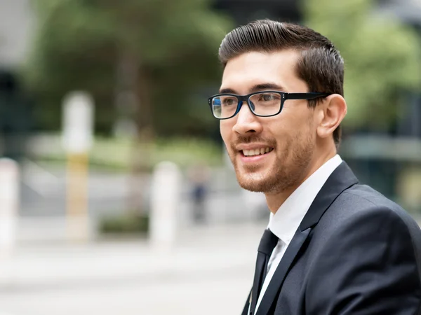 Retrato de hombre de negocios guapo Al aire libre — Foto de Stock