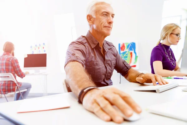 Knappe zakenman in office — Stockfoto