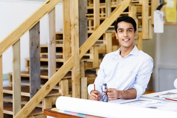 Joven arquitecto en oficina — Foto de Stock