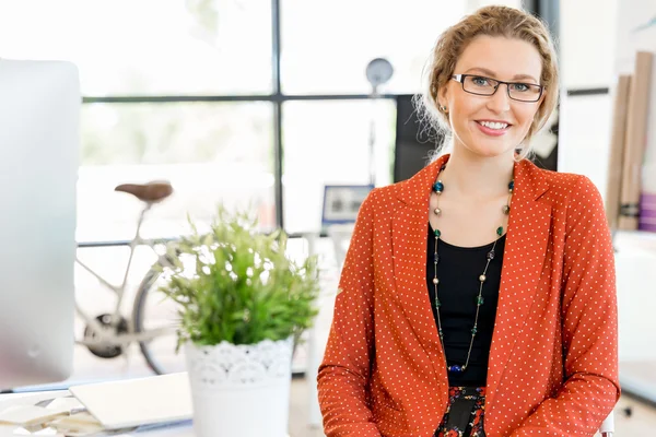 Young woman in office — Stock Photo, Image