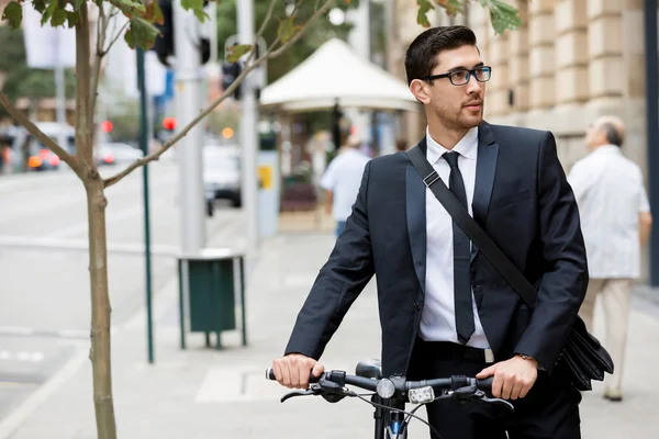 Jonge zakenmensen met een fiets — Stockfoto