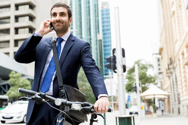 Jóvenes empresarios con una bicicleta —  Fotos de Stock