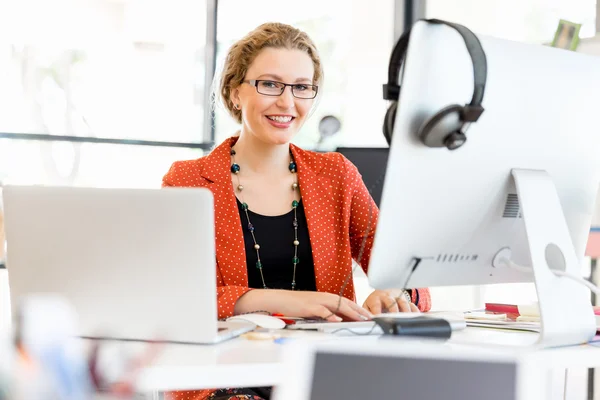 Junge Frau im Amt — Stockfoto