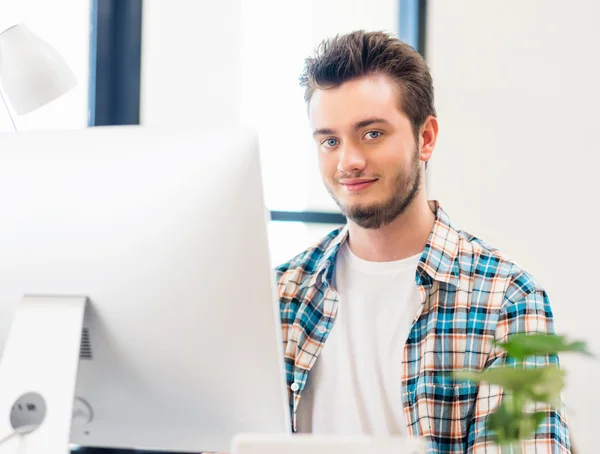 Junger Mann arbeitet im Büro — Stockfoto